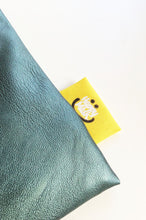 Laden Sie das Bild in den Galerie-Viewer. Happy Little Bag | Green Vegan Leather - Happy Mask 
